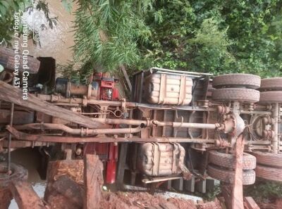 Imagem da notícia Caminhão cai de ponte e deixa dois trabalhadores feridos na zona rural de Coxim